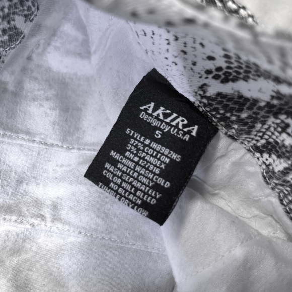 Akira White Snakeskin Skinny Jeans. Size 5 - Picture 5 of 5